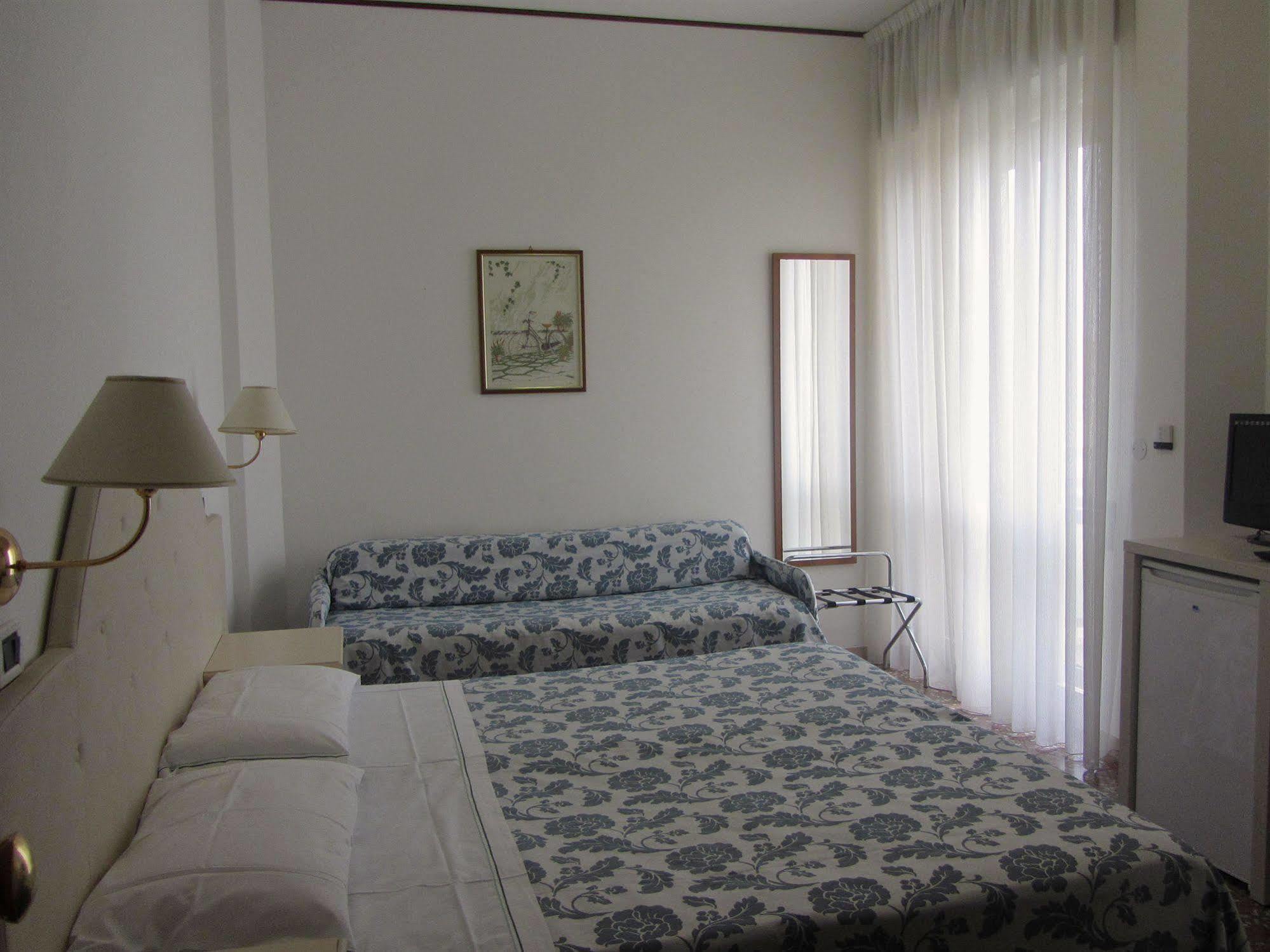 Hotel Carlton Beach Rimini Exterior photo