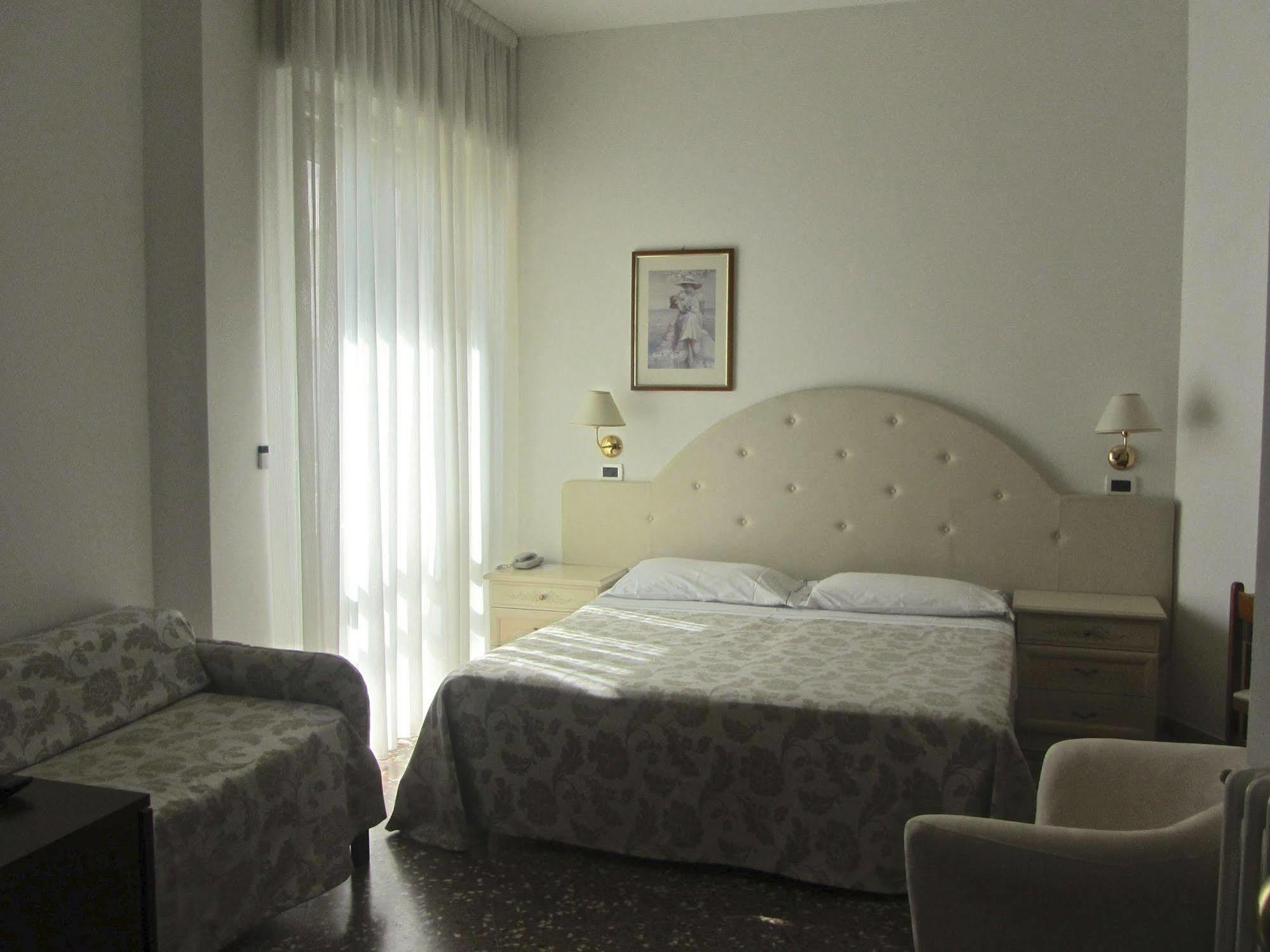 Hotel Carlton Beach Rimini Exterior photo
