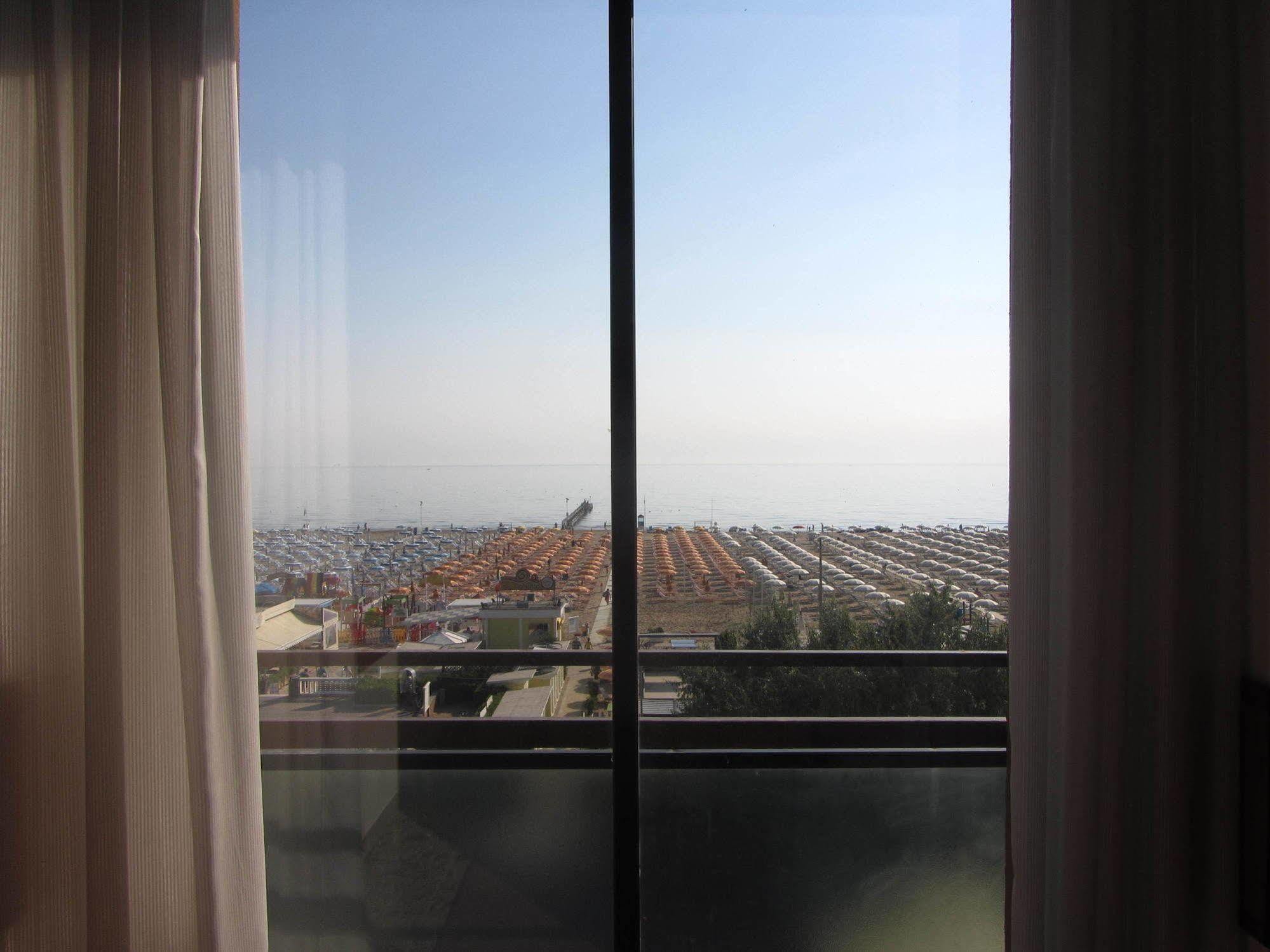 Hotel Carlton Beach Rimini Exterior photo